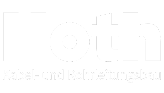 Weißes Hoth-Logo mit dem Zusatz „Kabel- und Rohrleitungsbau“ auf dunklem Hintergrund